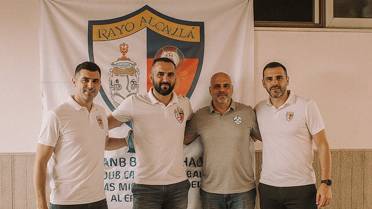 Cádiz CF refuerza su vínculo con Rayo Alcalá en una visita al club aliado
